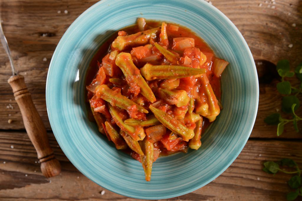 Κοτόπουλο με μπάμιες στο φούρνο