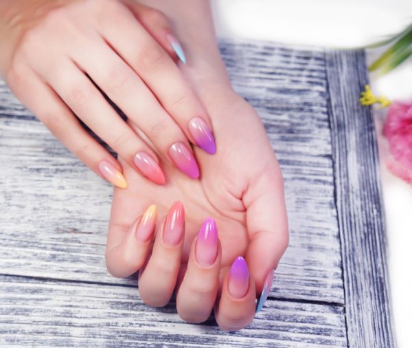 Blush-toned nails: Η τάση στα νύχια που λατρεύουν οι fashionistas | imommy.gr