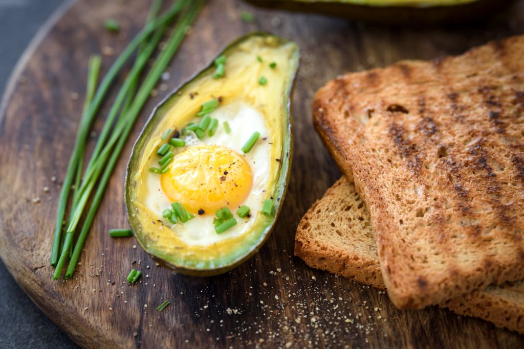 Ψητά αυγά στον φούρνο με αβοκάντο