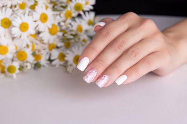 Coconut milk nails: Η τάση στα νύχια που θα αναδείξει το μαύρισμά σας | imommy.gr