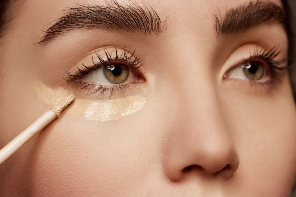 Concealer: Πώς να το εφαρμόσετε εάν έχετε βαθουλωτά μάτια | imommy.gr