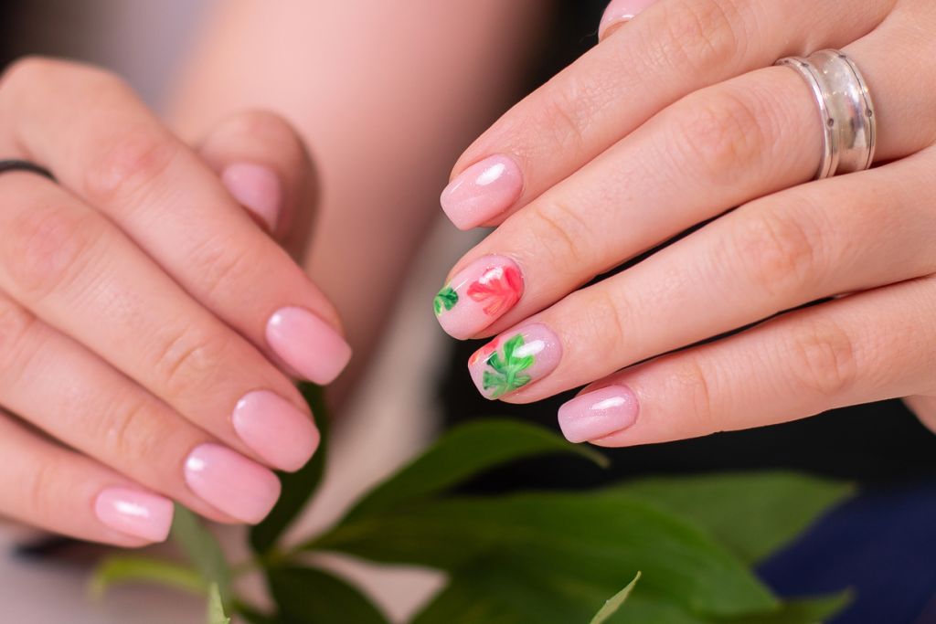 Guava nails: Η απόλυτη καλοκαιρινή τάση στα νύχια μάς “συστήνει” το πιο ωραίο ροζ