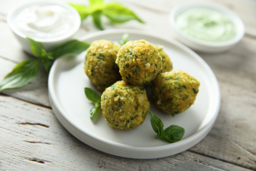 Κολοκυθοκεφτέδες στο φούρνο με δυόσμο και κατίκι Δομοκού