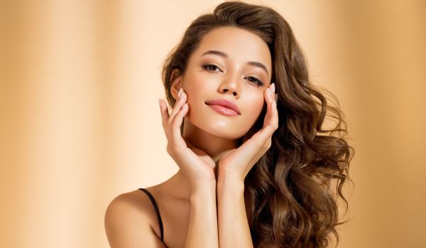 4 εύκολα τρικ για λάμψη από την κορυφή ως τα νύχια | imommy.gr