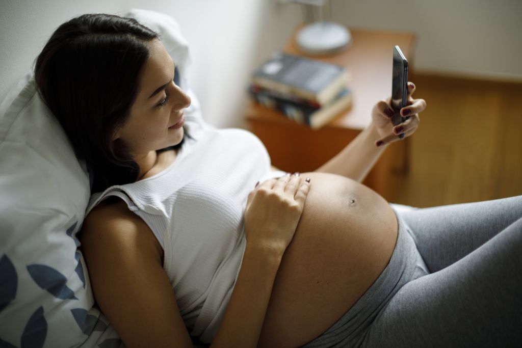 Πώς να μη γίνεις «phone zombie» αφού βάλεις τα παιδιά για ύπνο