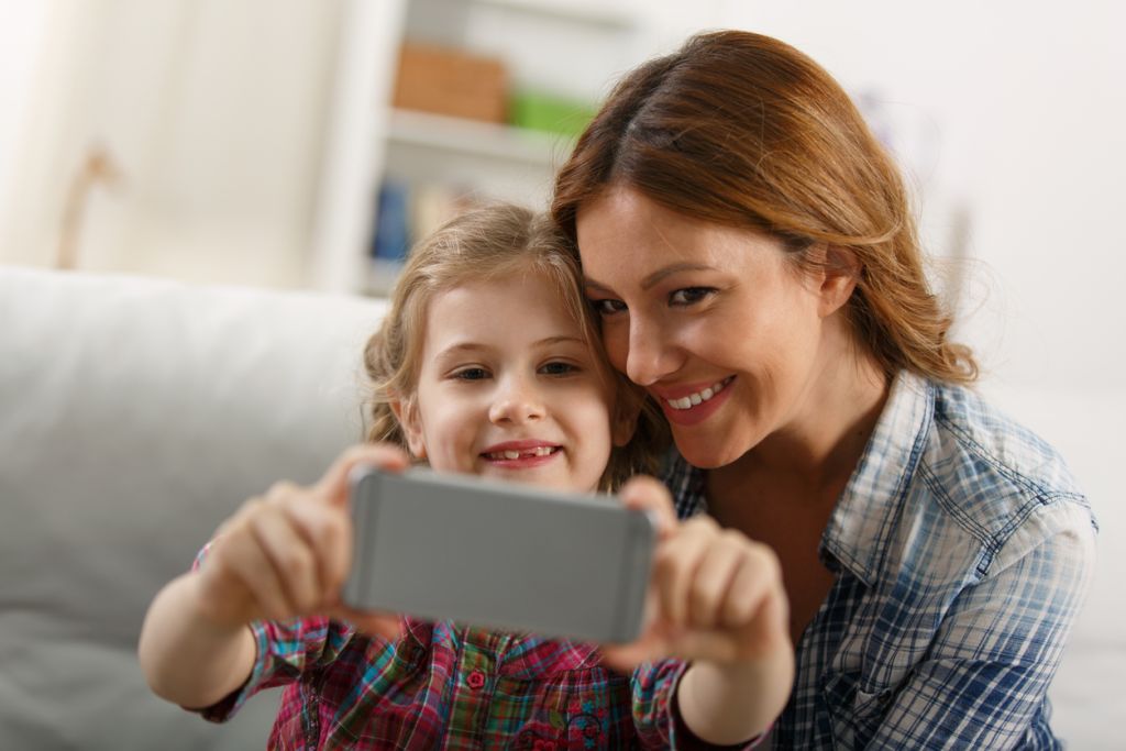 Το φαινόμενο “momfluencer”: Πίεση ή έμπνευση για τις μαμάδες;