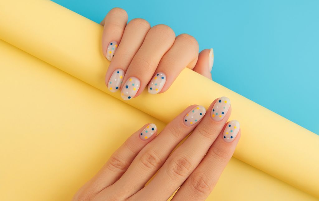 Polka-dot nails: Το απόλυτο micro trend στο μανικιούρ
