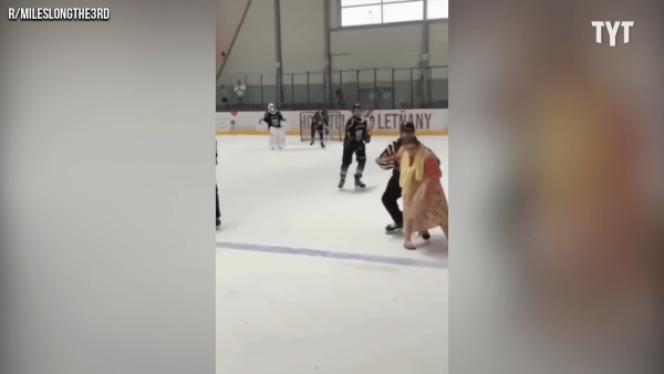 Viral βίντεο: Μάνα αθλητή εισέβαλλε σε αγώνα για να διαμαρτυρηθεί στον διαιτητή | imommy.gr