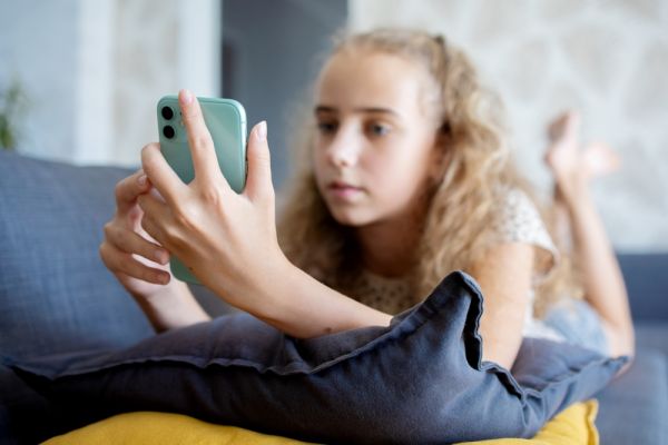 AI: Πόσο επικίνδυνο μπορεί να γίνει για τους έφηβους; | imommy.gr