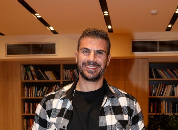 Άκης Πετρετζίκης: Το αστείο βίντεο με το αγοράκι που πλησίασε την κόρη του | imommy.gr