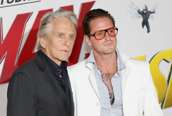 Ο Μάικλ Ντάγκλας με τον γιο του Κάμερον στη νέα ταινία «Looking Through Water» | imommy.gr