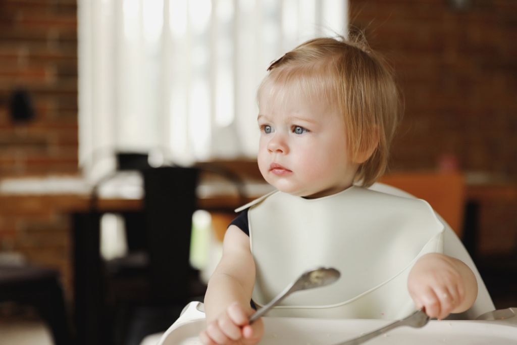 Νήπια: Πώς αντιδρούμε όταν έχουν λερώσει με το φαγητό τους μέχρι και το ταβάνι;