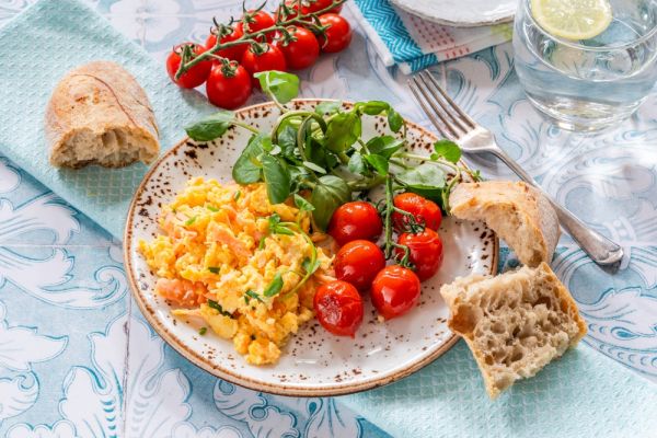 Στραπατσάδα με καπνιστό σολομό, ντοματίνια και κάρδαμο | imommy.gr