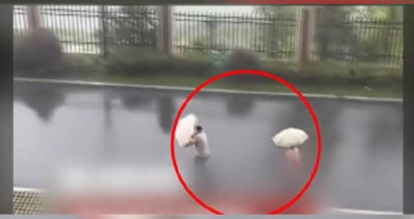 Βίντεο σοκ: Πατέρας αφήνει το παιδί του μέσα στη θύελλα | imommy.gr