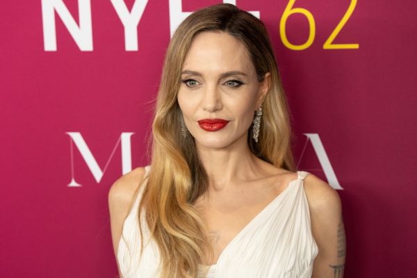 Αντζελίνα Τζολί: Με τον γιο της στο πλατό της νέας της ταινίας | imommy.gr