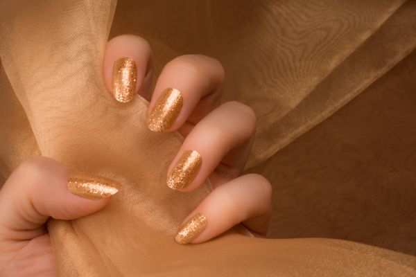 Bronze nails: Φέρτε τη «χρυσή ώρα» της ημέρας στα νύχια σας | imommy.gr