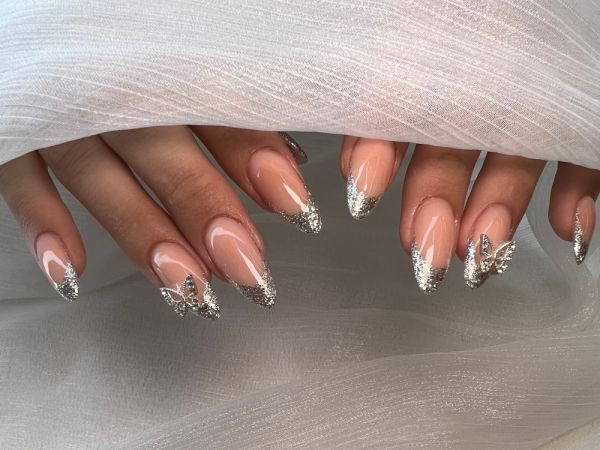 Glass French nails: Η μοντέρνα εκδοχή του γαλλικού που πρέπει να υιοθετήσετε | imommy.gr