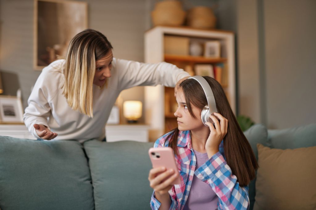 Γιατί καλύτερα να μην γίνουμε το… GPS του παιδιού στην εφηβεία