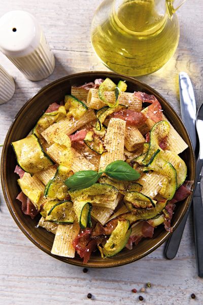 Ριγκατόνι με κολοκυθάκι, προσούτο και βασιλικό | imommy.gr