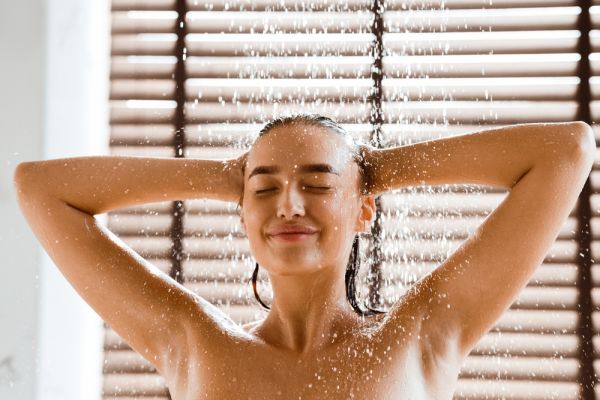 Ντους & λούσιμο: Πόσο συχνά πρέπει να κάνουμε τελικά; | imommy.gr