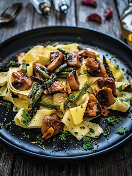 Παπαρδέλες με μανιτάρια, σπαράγγια και σκόρδο | imommy.gr