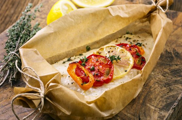 Ψάρι με μυρωδικά ψημένο στη λαδόκολλα | imommy.gr