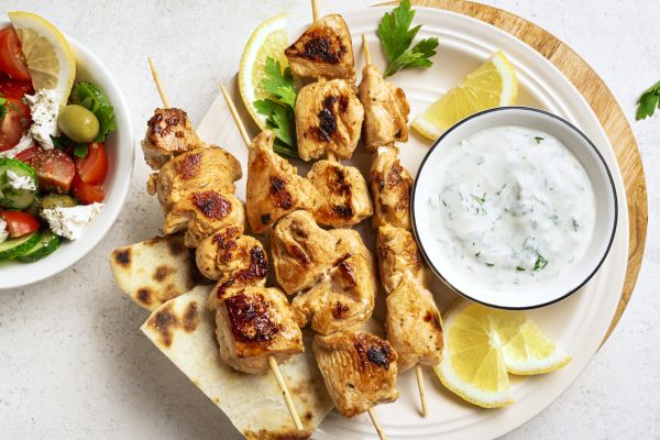 Ζουμερό σουβλάκι με δροσερή μαρινάδα γιαουρτιού | imommy.gr