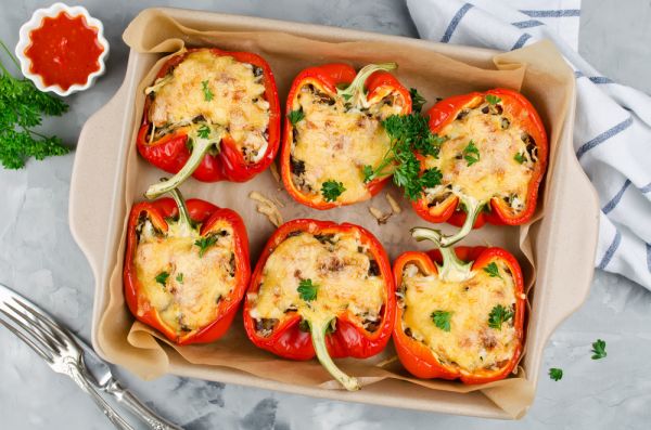 Γεμιστές κόκκινες πιπεριές με λαχανικά και φασόλια | imommy.gr
