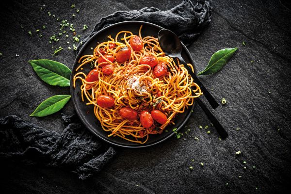 Μπουκατίνι με ελιές, ντοματίνια, κάππαρη και βασιλικό | imommy.gr