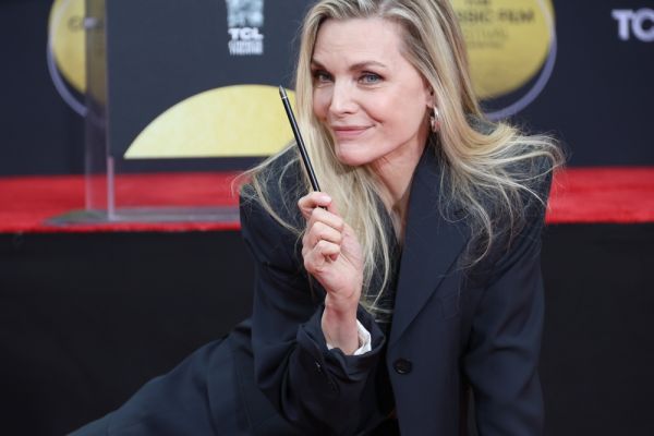 Μισέλ Φάιφερ: Αγκαλιάζει τον ρόλο της γιαγιάς με συγκίνηση | imommy.gr