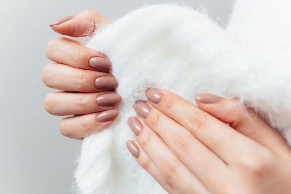 Nutmeg: Η απόχρωση που θα δώσει ένα πολυτελές στιλ στα μανικιούρ σας | imommy.gr