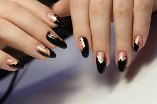 Σκούρα nail designs: 5 mani που θα αντιγράψουμε | imommy.gr