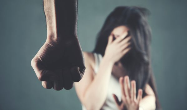 Στον ανακριτή ο 43χρονος που τραυμάτισε με πιρούνι την έγκυο σύζυγό του | imommy.gr