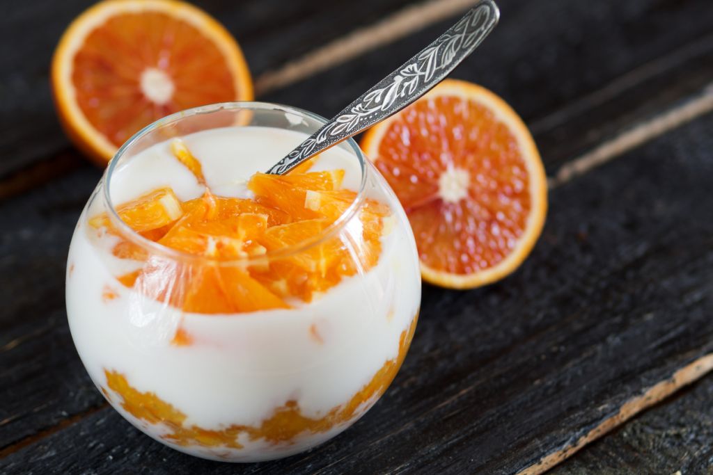 Ελαφρύ επιδόρπιο γιαουρτιού με αρωματισμένα πορτοκάλια