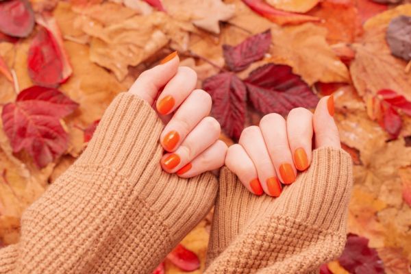 Fall nails: Οι αποχρώσεις που θα σας χαρίσουν το πιο cozy φθινοπωρινό μανικιούρ | imommy.gr