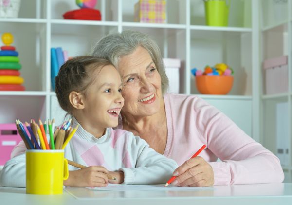 Γιαγιά-παππούς: Ποιος έχει μεγαλύτερη επίδραση στα παιδιά;