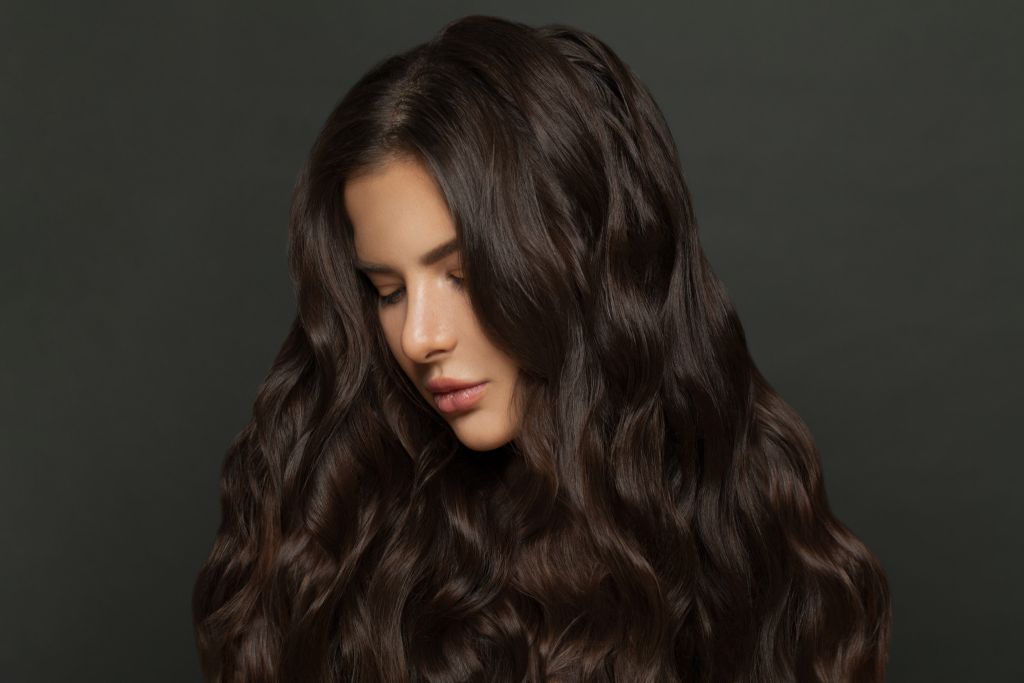 Glossy cocoa: Το χρώμα μαλλιών που θα είναι trending τους επόμενους μήνες