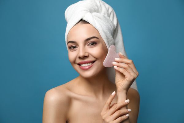 Gua sha: Όσα πρέπει να γνωρίζετε για το viral εργαλείο ομορφιάς | imommy.gr