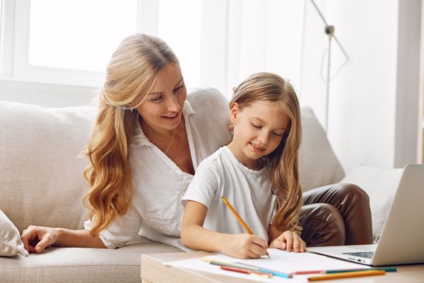 Κάντε τους κομπλιμέντα! 10 φράσεις που τονώνουν την ανάπτυξη της σκέψης τους | imommy.gr