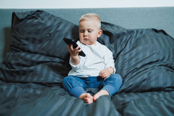 Smartphones: Αλληλεπιδρούν μαζί τους και παιδιά κάτω των 2 ετών | imommy.gr