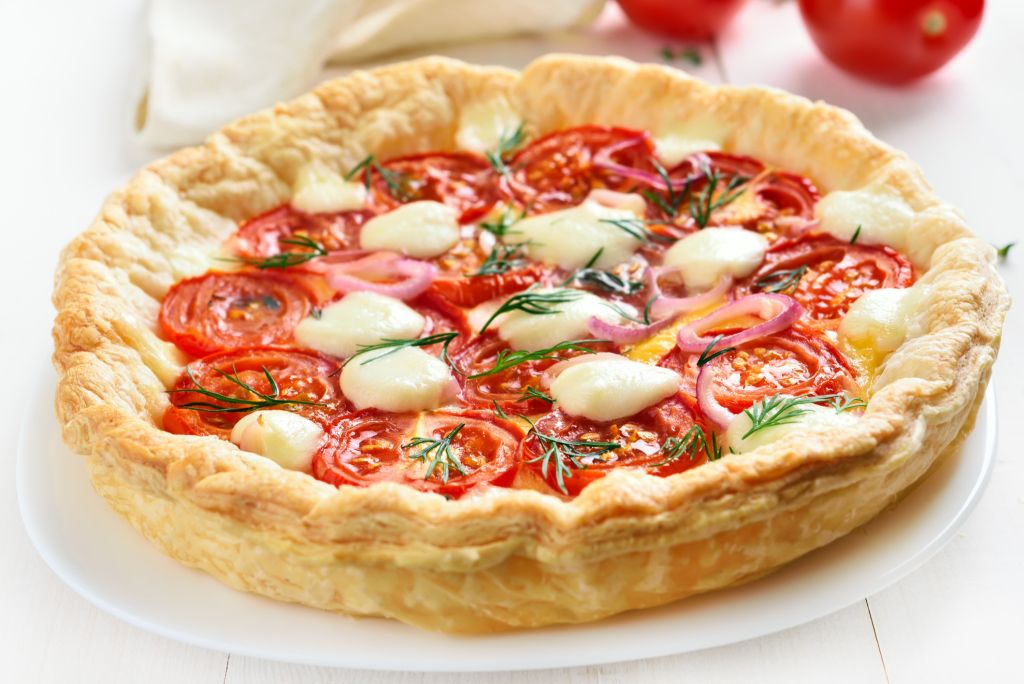 Τάρτα κουρού με καραμελωμένα κρεμμύδια, ντοματίνια και ανθότυρο