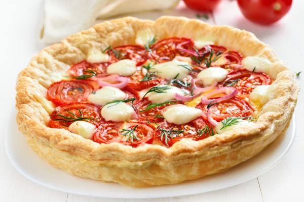 Τάρτα κουρού με καραμελωμένα κρεμμύδια, ντοματίνια και ανθότυρο | imommy.gr