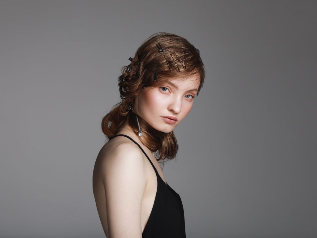 Τα τσιμπιδάκια στα μαλλιά επιστρέφουν: Πώς τα φοράνε τα μοντέλα στη NYFW