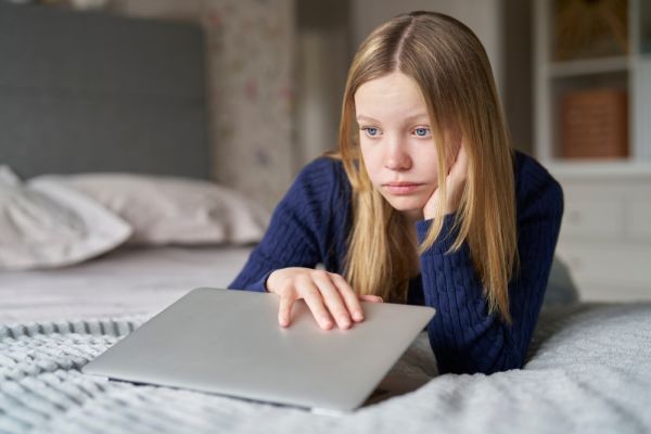 Ψυχική υγεία εφήβων: Είναι πάντα χειρότερος ο περισσότερος χρόνος οθόνης; | imommy.gr