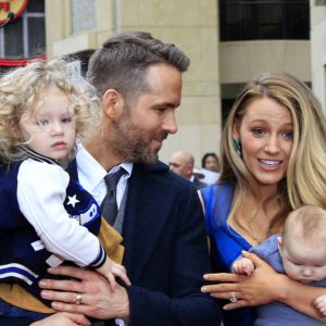 Τρυφερός μπαμπάς ο Ryan Reynolds: Υιοθετεί το soft parenting