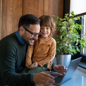 Μπαμπάδες: Αυξήθηκαν οι stay-at-home dads