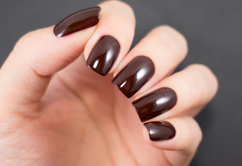Chocolate almond nails: Η πιο κομψή τάση στο μανικιούρ