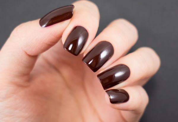 Chocolate almond nails: Η πιο κομψή τάση στο μανικιούρ | imommy.gr