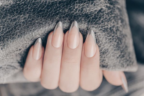 Frame nails: Η τάση που θα δώσει μια καλλιτεχνική διάσταση στα νύχια σας | imommy.gr