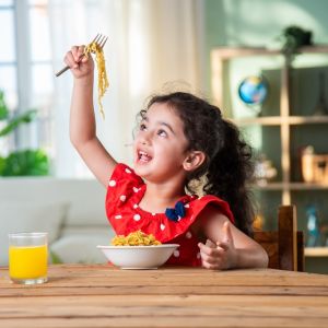 7 +1 φράσεις που καλύτερα να αποφεύγουμε να λέμε στα παιδιά όταν τρώνε